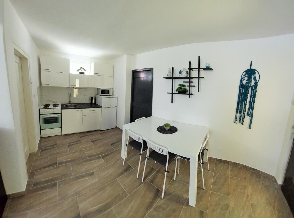 Apartments Maltasic Vir Buitenkant foto